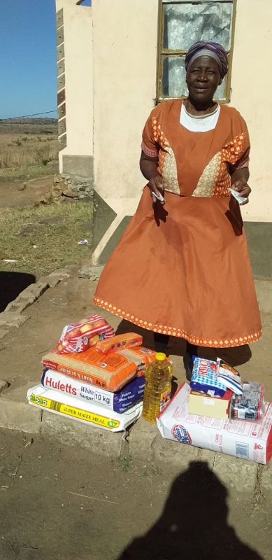 MaSangweni-Sithole-with-her-foodparcel-and-the-teabags-she-bagged-form-her-neighbour